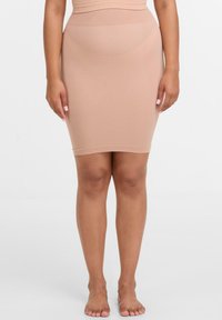 Beige form-fitting stieptas svārki ar gludu tekstūru, ceļa garuma dizains un plaša, bezšuvju josta papildu komfortam.