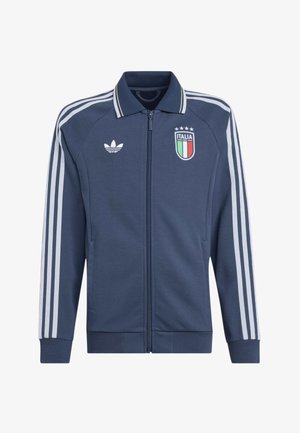 Marineblaue Sportjacke mit Reißverschluss, weißen Adidas-Streifen an den Ärmeln, Italien-Wappen mit vier Sternen auf der Brust und Adidas-Logo auf der Vorderseite.