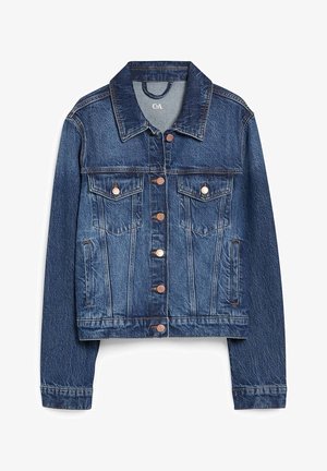 Blå denimjakke med knaplukning, to brystlommer med klap og knapper samt to sidelommer, vist på hvid baggrund.