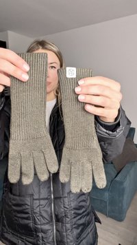 Zöld bordázott kötött kesztyű, ötujjas kivitelben, fehér logóval a mandzsettán. Texturált anyag a melegség és a tapadás érdekében.