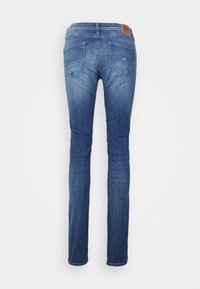 Jeans de mezclilla de pierna recta en color azul, con cintura de altura media, dos bolsillos traseros y una etiqueta de piel de la marca en la cinturilla.