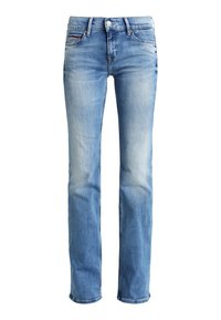 Jeans de denim azul claro con un diseño de pierna recta, cinco bolsillos y un desgaste sutil. Presenta un botón de metal y costuras en contraste.