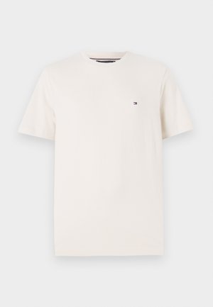 Baumwoll-T-Shirt in Off-White, mit Rundhalsausschnitt, kurzen Ärmeln und kleinem Logo auf der Brust in Marineblau und Rot. Angenehme Textur.