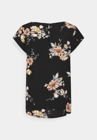 Blouse noire avec un motif floral dans des teintes de rose, jaune et blanc. Elle a des manches capuchon courtes et un col rond avec un détail de bouton dans le dos.