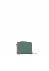 Cartera verde con cremallera, hecha de material texturizado, con herrajes dorados y una forma rectangular con bordes redondeados.