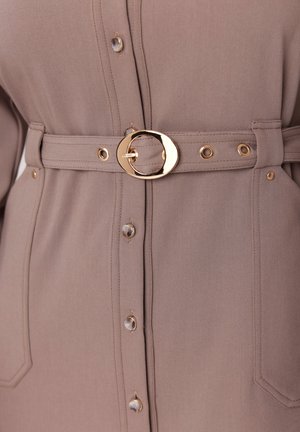 Sukienka w kolorze taupe z paskiem, wykonaną z teksturowanej tkaniny, z złotymi akcentami, zapi�ęciem na guziki i podwójnymi kieszeniami. Gładkie wykończenie i dopasowany krój.