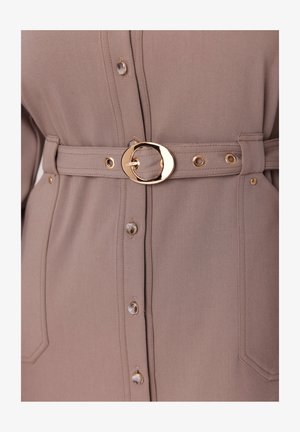 Sukienka w kolorze taupe z paskiem, wykonaną z teksturowanej tkaniny, z złotymi akcentami, zapięciem na guziki i podwójnymi kieszeniami. Gładkie wykończenie i dopasowany krój.