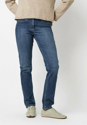 Dunkelblaue Denim-Jeans im Slim-Fit-Stil, mit fünf Taschen, dezenten Nähten und einem einzelnen Logo am hinteren Bündchen.