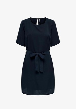 Zwarte jurk met korte mouwen, ronde halslijn, ceintuur in de taille en keyhole-knopsluiting aan de achterkant.