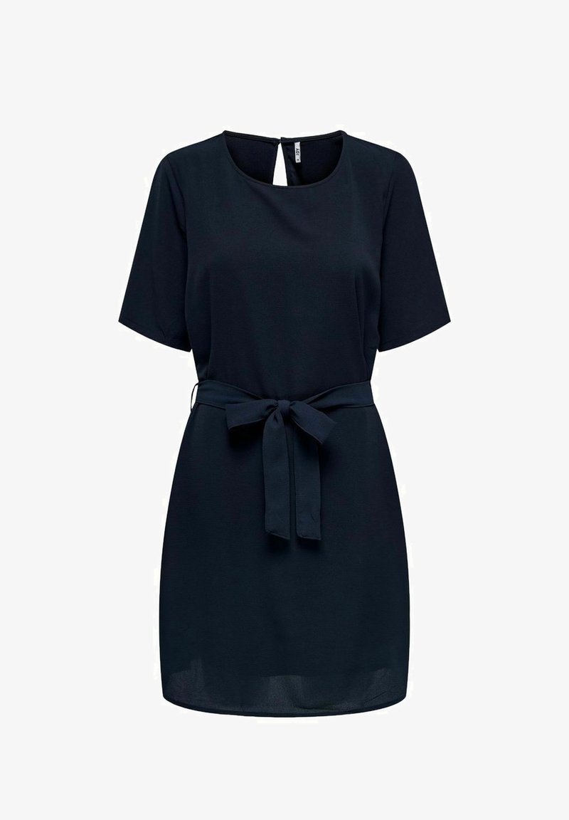 Robe noire à manches courtes avec encolure ronde, ceinture à nouer à la taille, et fermeture par bouton avec ouverture en forme de goutte d'eau dans le dos.