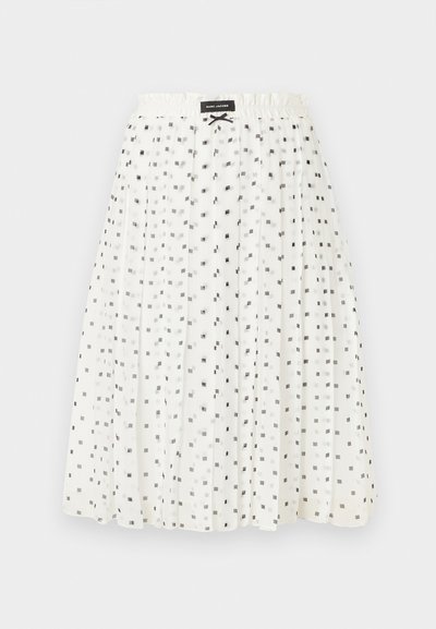 Λευκή πλισέ φούστα μήκους μέχρι το μέσο της γάμπας με μαύρα σκόρπια τετράγωνα, ελαστική μέση, μικρό μαύρο φιόγκο και ετικέτα Marc Jacobs στο κέντρο μπροστά.