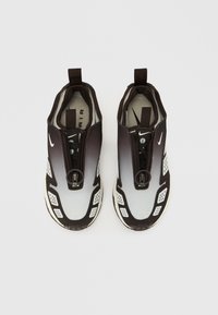 Černé a šedé nazouvací boty s gradientním designem, se zipovým zavíráním, texturovanými detaily a perforovanými prvky na bocích.