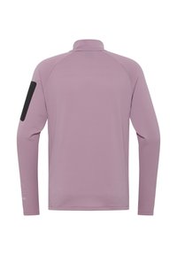 Maglia sportiva a maniche lunghe in lavanda chiaro con una finitura texturizzata, colletto alto e un accento nero sulla spalla sinistra.