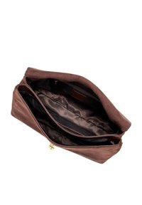 Brązowa zamszowa torebka kopertowa z zamkiem błyskawicznym, z przestronnym wnętrzem z wieloma przegródkami i satynowym wykończeniem. Akcenty w kolorze złotym.