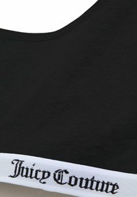 Čierna bavlnená podprsenka s okrúhlym výstrihom, so bielym pásom s názvom značky "Juicy Couture" v čiernom písme.
