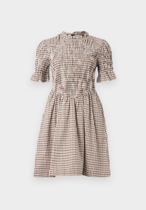 Kariertes Kleid aus weichem Stoff, mit einem gerafften Oberteil, kurzen Puffärmeln, rüschigem Ausschnitt und ausgestellt Rock. Die Farben umfassen Beige, Braun und Rot.