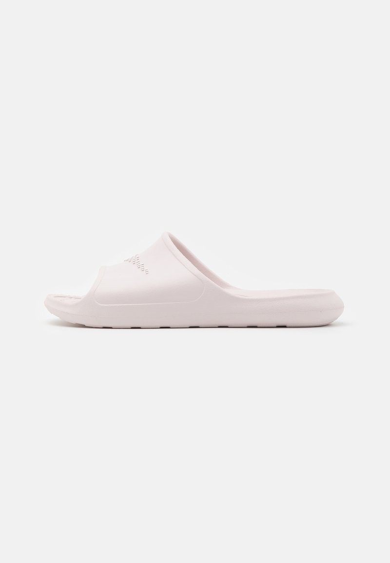 Lys rosa strand sandal laget av teksturert gummi, med en bred åpning og flat såle, med en subtil logo på stroppen.