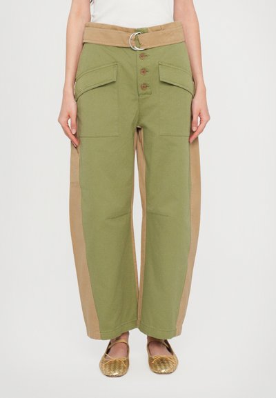 Grüne und beige weite Hose mit hoher Taille, großen Seitentaschen, Knopfverschluss mit fünf Knöpfen und einem silbernen Gürtelschnalle-Akzent.
