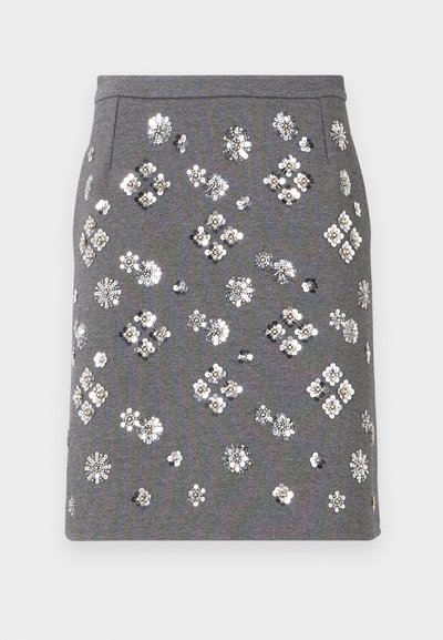 Fustă gri cu o varietate de paiete decorative în modele florale și geometrice, cu un design ajustat și o textură netedă.