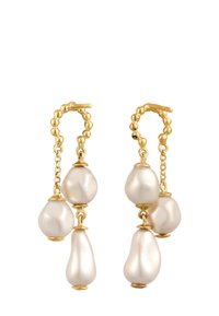 Goldfarbene Ohrringe mit drei off-weißen barocken Perlen in unterschiedlichen Größen, die an einem mit Perlen verzierten Hoops-Design mit glänzender Oberfläche hängen.
