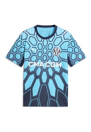 Blauw en marineblauw voetbalshirt met zeshoekpatroon, Puma- en Marseille-logo’s en witte “CMA CGM” sponsors tekst op de borst.