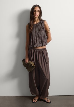 Stefanel, OVERSIZED TROUSERS ELASTICATED CUFFS. - Trousers - chocolate brown