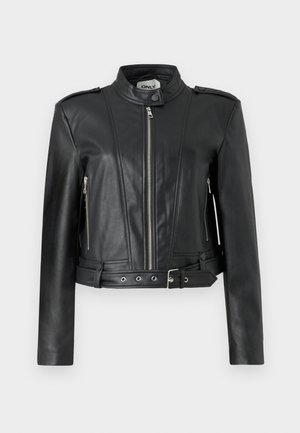 Chaqueta de cuero negra con un diseño cropped, que presenta un cierre frontal con cremallera, bolsillos laterales con cremallera, hombreras y un detalle de cintura con correa.