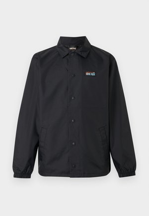 Fekete gombos dzseki rugalmas mandzsettákkal, két oldalzsebbel és egy kis, színes "One Piece" logóval a bal mellrészen.