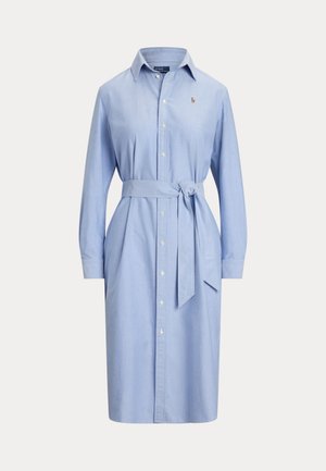 Robe-chemise bleu clair à manches longues, boutonnée sur le devant, avec un col pointu, une ceinture à nouer à la taille et un petit logo brodé sur la poitrine.