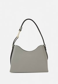Szürke bőr kézitáska ívelt tetővel, fekete vállpánttal és arany színű fém díszítésekkel. Sima felületű és strukturált kialakítású.
