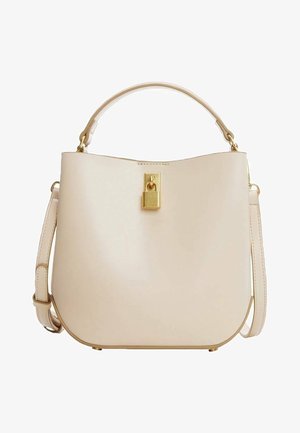 Beige leren handtas met een gestructureerde vorm, gouden hardware en een sluiting aan de voorkant. Voorzien van een korte handgreep en een afneembare schouderriem.