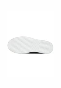 Witte rubberen schoenzool met horizontale groeven en een ronde neus, met een gladde oppervlakte en subtiele kromming.