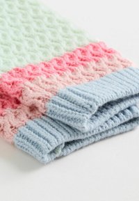 Megztas audinio priedas, kuriame yra pereinamieji atspalviai nuo mėtos žalios, rožinės iki šviesiai mėlynos spalvos, su tekstūruotais raštais ir raukšlėmis rankovėse.