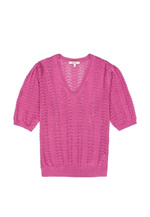 Roze gebreide trui met een V-hals, korte pofmouwen en een opengewerkt patroon. Geribbelde zoom en manchetten, lichtgewicht textuur.