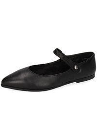 Zapato plano de cuero negro con punta afilada, presenta una correa estrecha cruzando el empeine asegurada por un broche de metal. Textura suave, diseño minimalista.