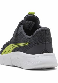 Szary but sportowy z siateczkową cholewką, limonkowozielonymi akcentami i białą podeszwą. Wyposażony w pasek na rzep dla łatwego zakładania. Uwaga: widoczna metka wewnątrz.