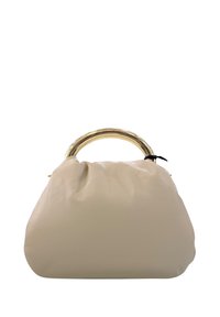 Borsa a mano in pelle beige con manico rotondo in metallo dorato. La borsa presenta una texture morbida e arricciata e un fondo strutturato.