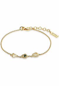 Goldene Kettenarmband mit drei herzförmigen Akzenten, davon einer mit einem grünen Edelstein. Inklusive Karabinerverschluss und verstellbarer Kette.