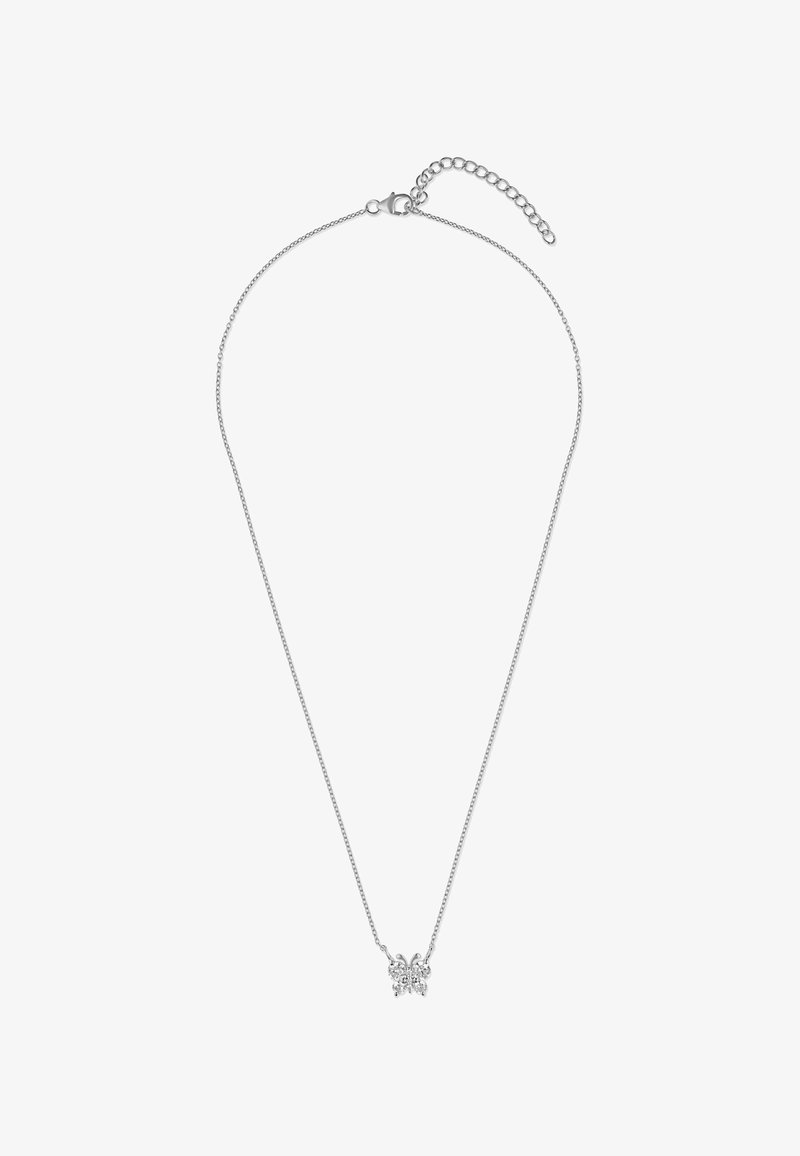 Sølv kæde med en sommerfuglevedhæng, der har klare krystalaccentuer. Inkluderer en lås og en justerbar længdekæde.