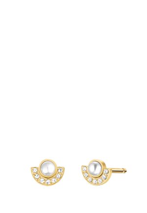 Pendientes de botón de oro con perla central y semicirculo de pequeñas piedras preciosas transparentes alrededor de la perla sobre fondo blanco.