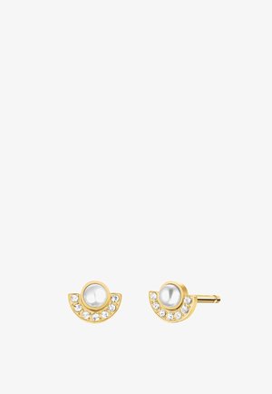 Goldene Ohrstecker mit zentraler Perle und Halbkreis aus kleinen klaren Edelsteinen um die Perle auf weißem Hintergrund.
