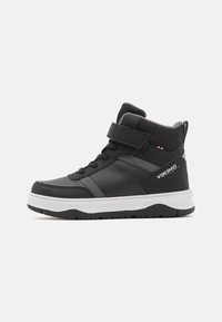 Sneaker alto nero con cinturino in Velcro, tomaia sintetica, dettagli in rete, suola bianca e logo di lato. Finitura testurizzata.