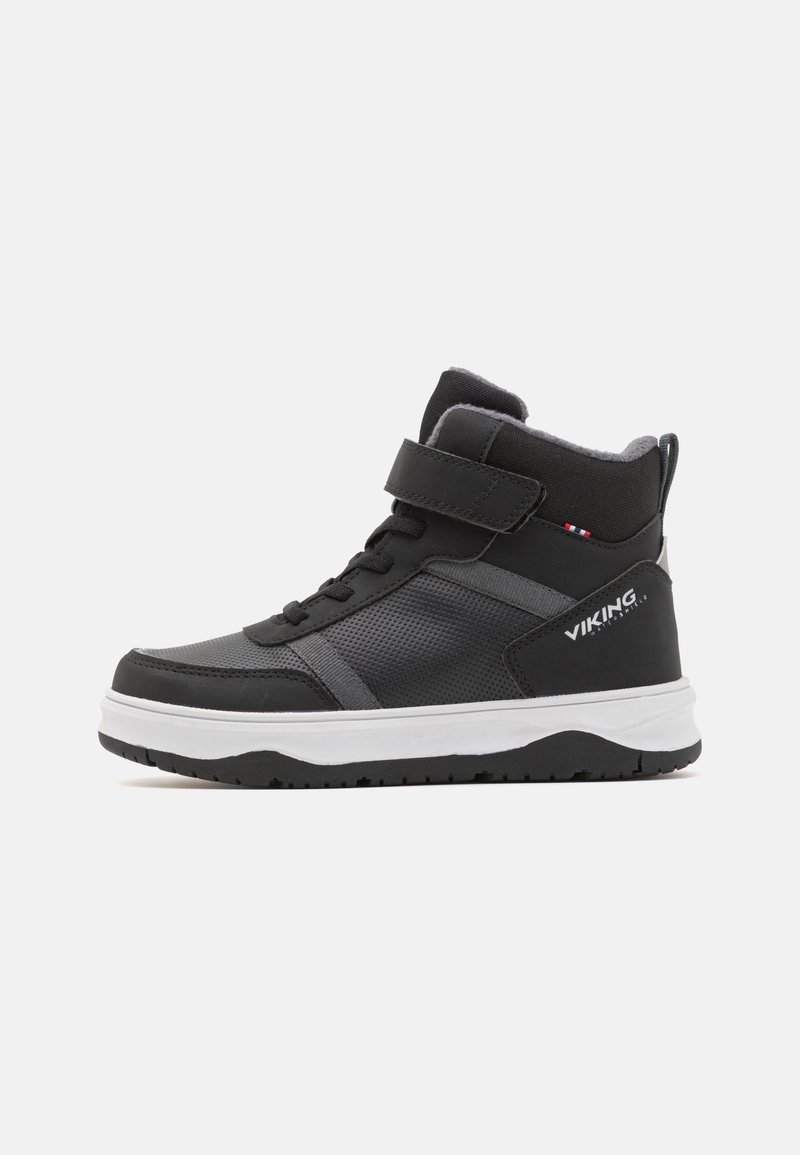 Sneaker alto nero con cinturino in Velcro, tomaia sintetica, dettagli in rete, suola bianca e logo di lato. Finitura testurizzata.