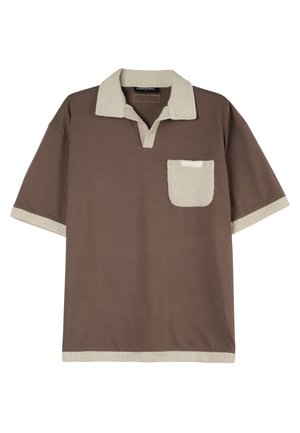 Polo shirt marron à manches courtes avec un col beige texturé et une poche, présentant une coupe décontractée et des détails de finition contrastants.
