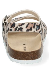 Sandalia de estampado de leopardo con suela de corcho, plantilla texturizada, correa ajustable y suela de goma blanca. Vista trasera que muestra los detalles de la correa.