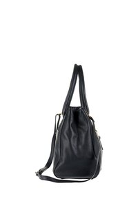 Borsa a mano in pelle nera con superficie testurizzata, due manici corti e tracolla removibile. Presenta dettagli in oro sottili.