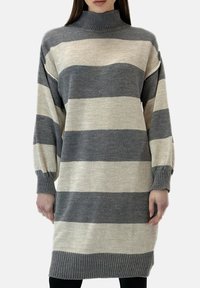 Strikket rullekravekjole med store grå og cremefarvede vandrette striber, lange ballonærmer samt ribkantdetaljer på ærmer og kant.