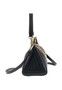 Borsa triangolare nera testurizzata con tracolla removibile, dettaglio in catena dorata e chiusura con zip, vista laterale.