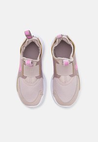 Nike Performance FLEX RUNNER 3 - Chaussures de running sur route - platinum violet/playful pink/violet ore/white