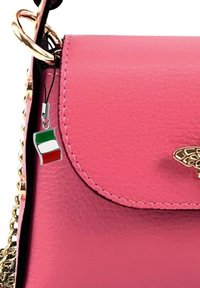 Roze leren handtas met een gladde textuur, gouden hardware en een aangehechte Italiaanse vlag charm. Beschikt over een afgeronde klepsluiting.